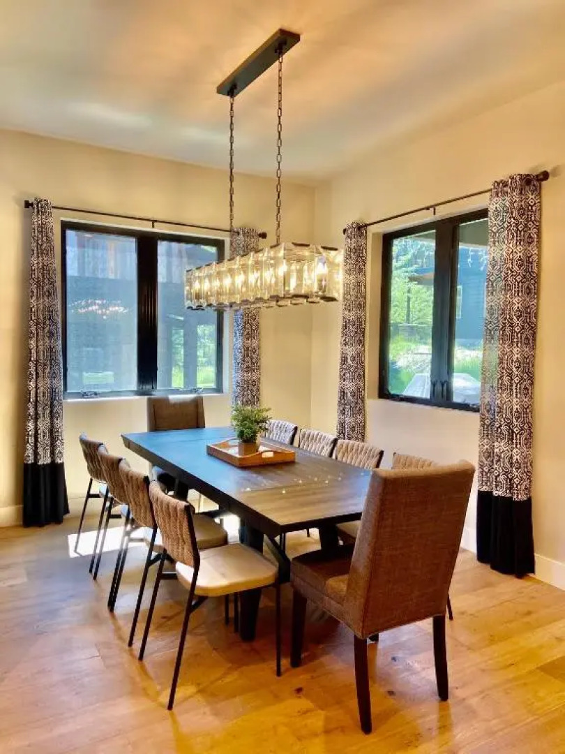 Premium 4BR/3.5B modern home near beach, skiing and downtown. Ping pong + bikes.