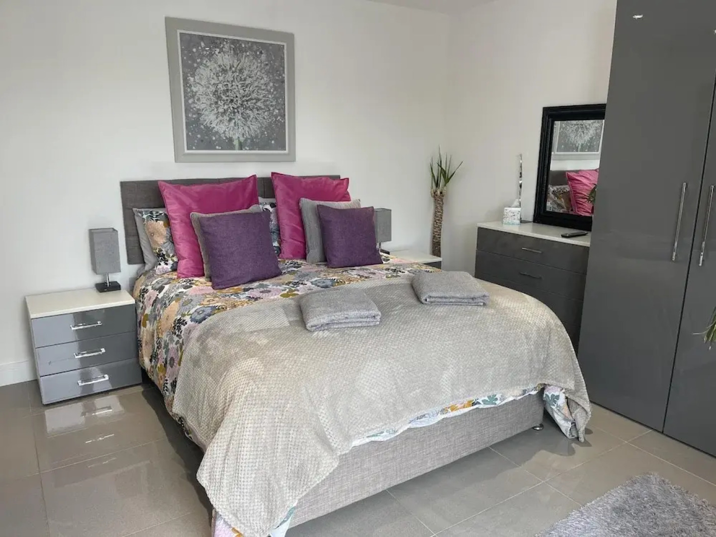 5 Bed House-sleeps 14-hot Tub-bar-garden-parking