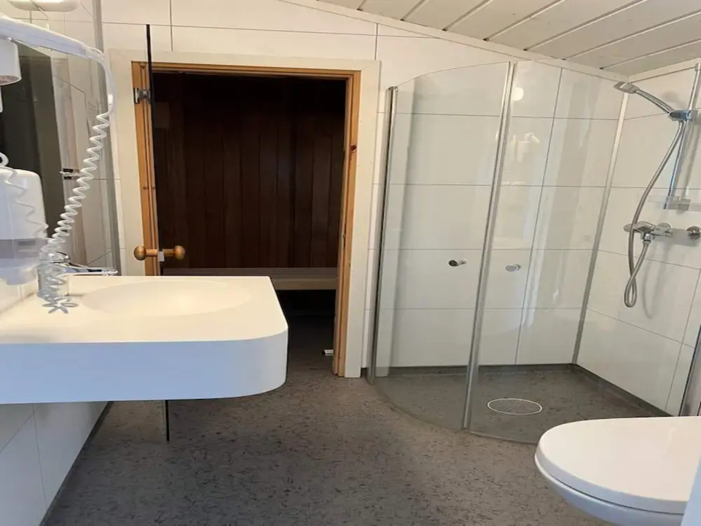 Spacious Holiday Home in Kinsarvik