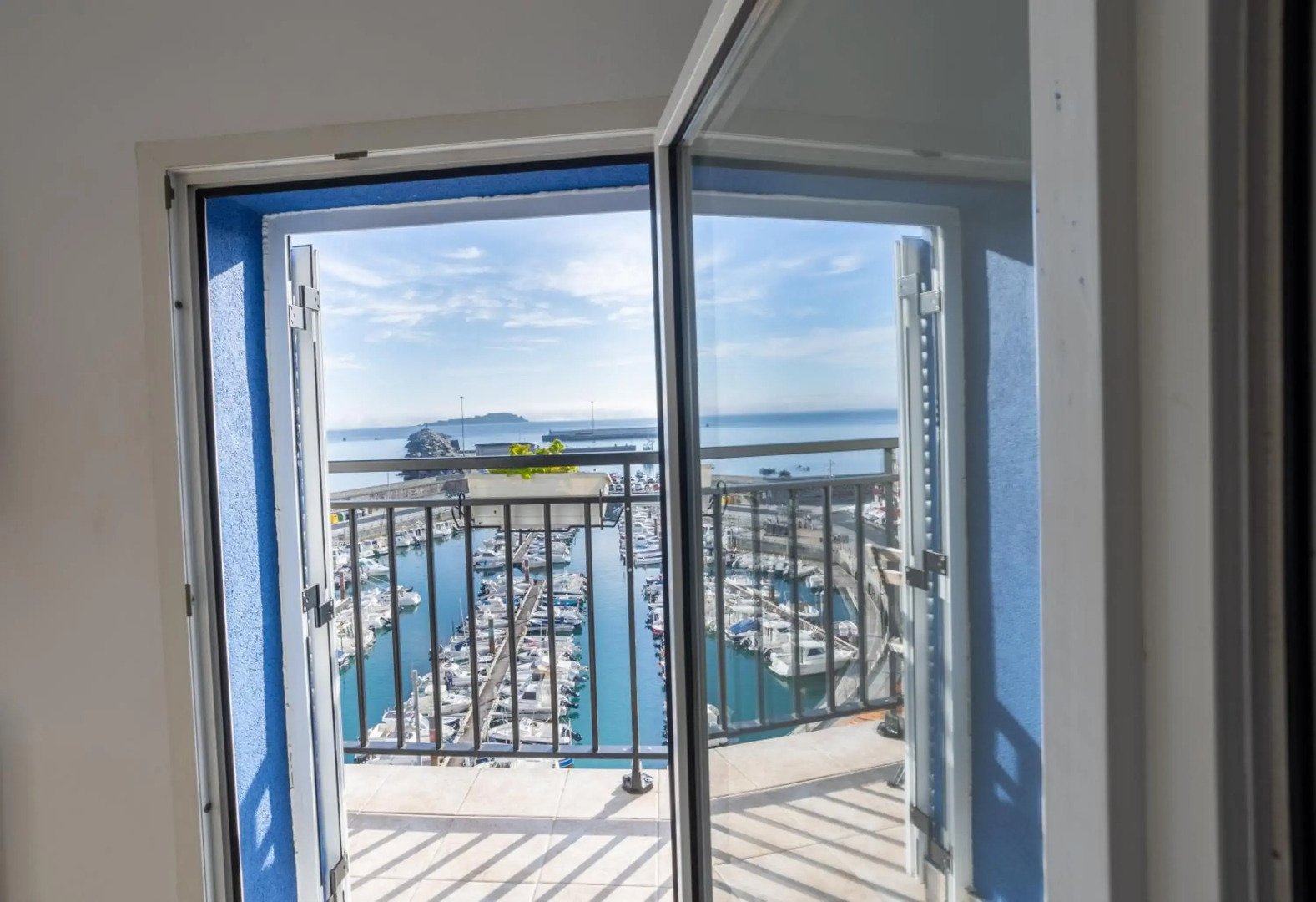 Torrontero con vistas al mar