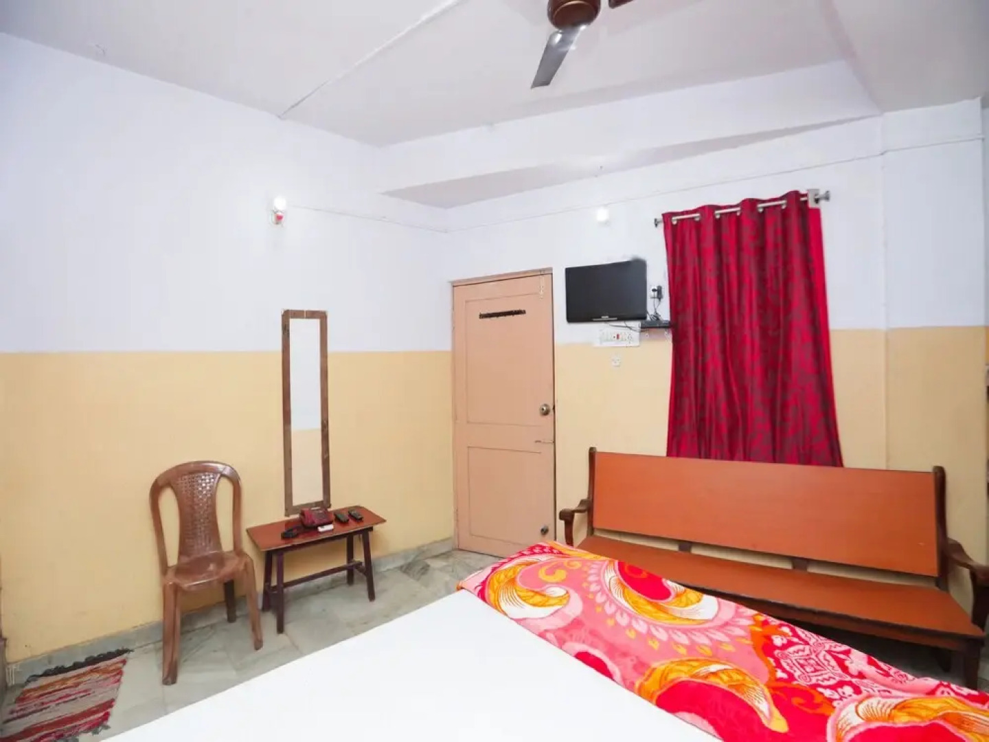 SPOT ON 45472 Hotel Savitri