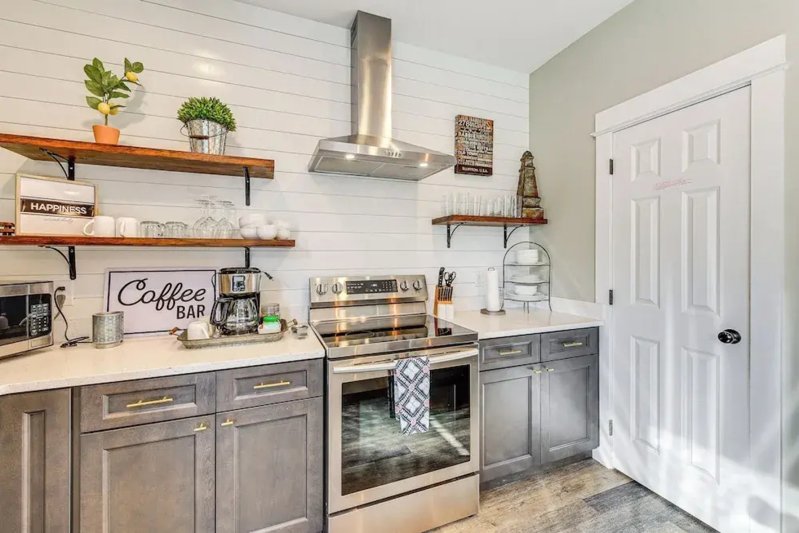 1 Mi to Old Town: Cheerful Bluffton Townhome!