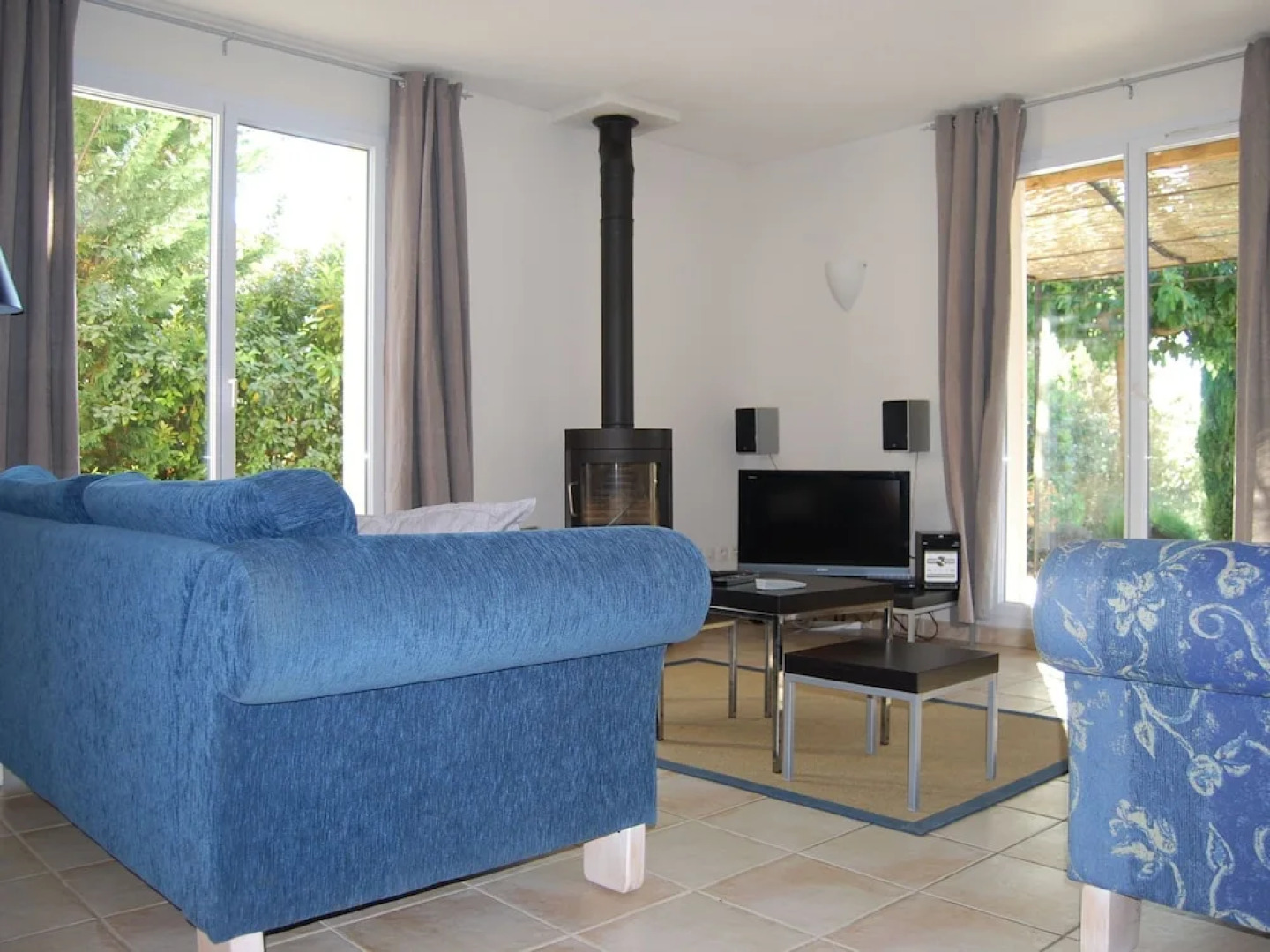 Detached villa with a dishwasher, in green surroundings