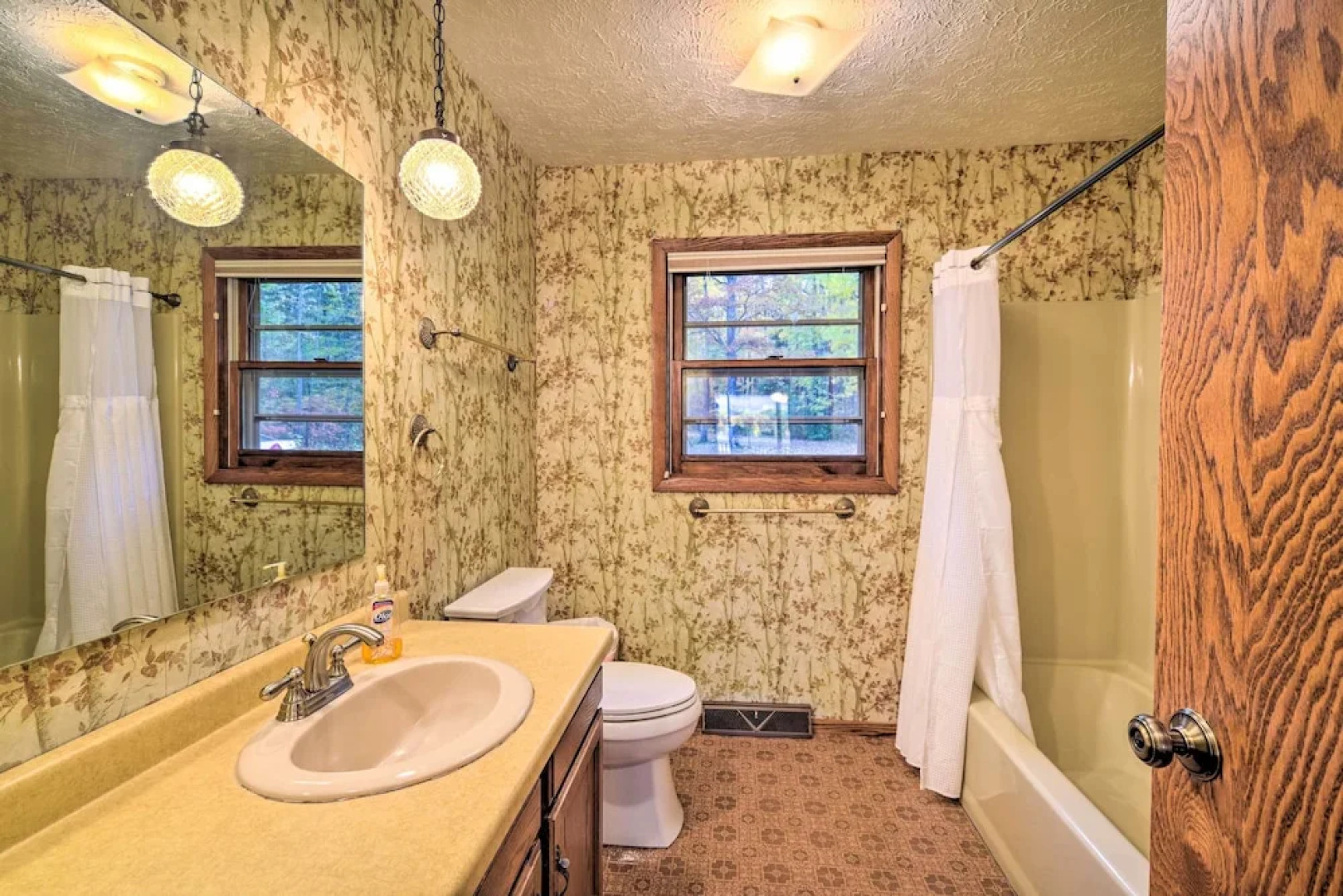 Cozy Hayward Cottage w/ Dock & Lakefront View