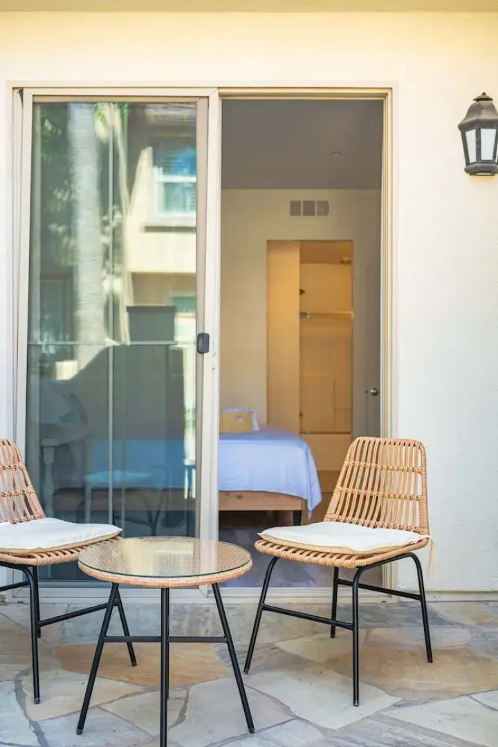 Private Entry Suite w Patio Bath Kitchenette