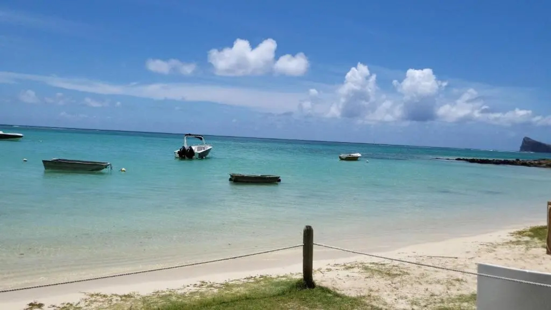 Beachwalk Deluxe Apartment - 50 steps to the beach