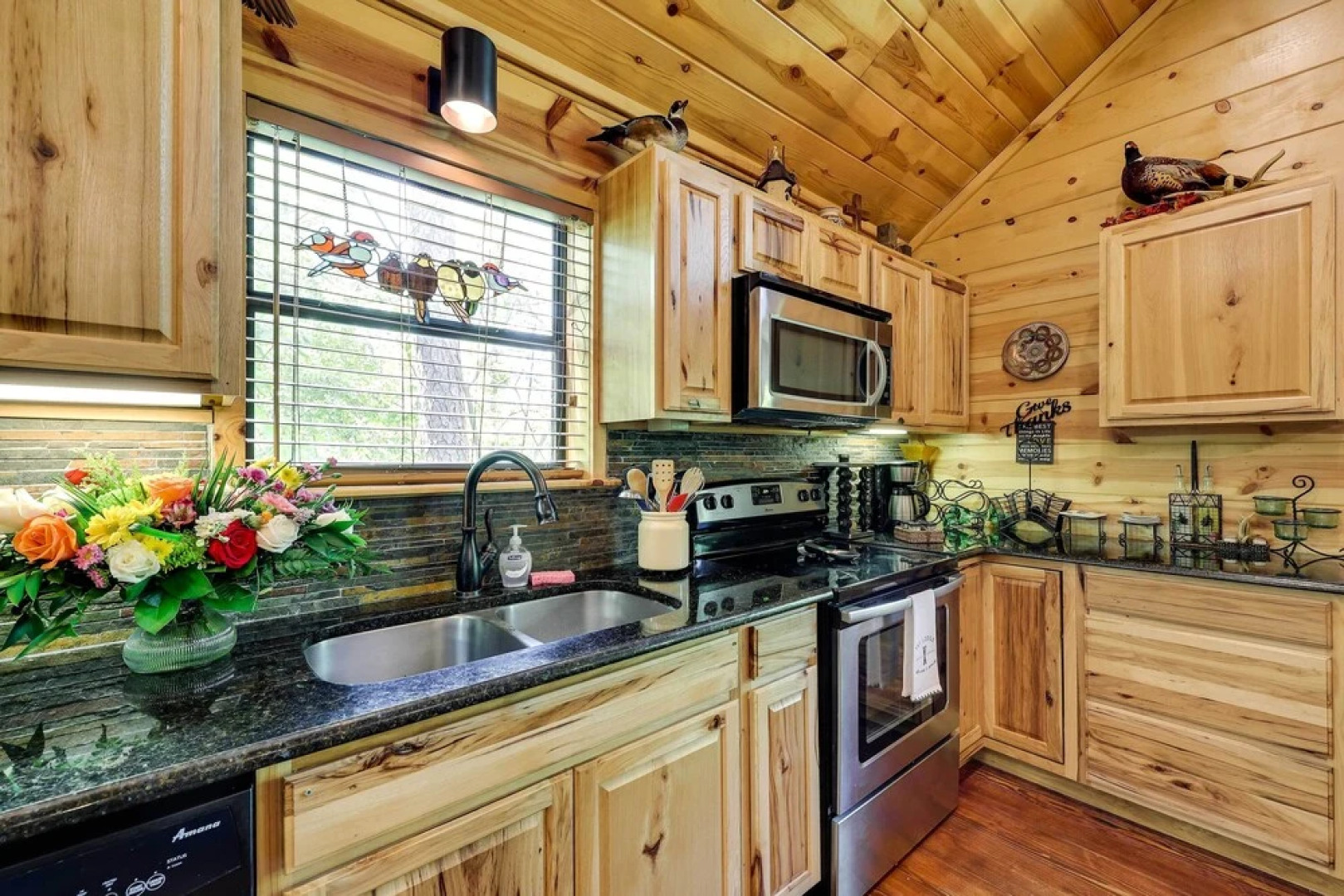 Pet-friendly Broken Bow Cabin w/ Fire Pit!