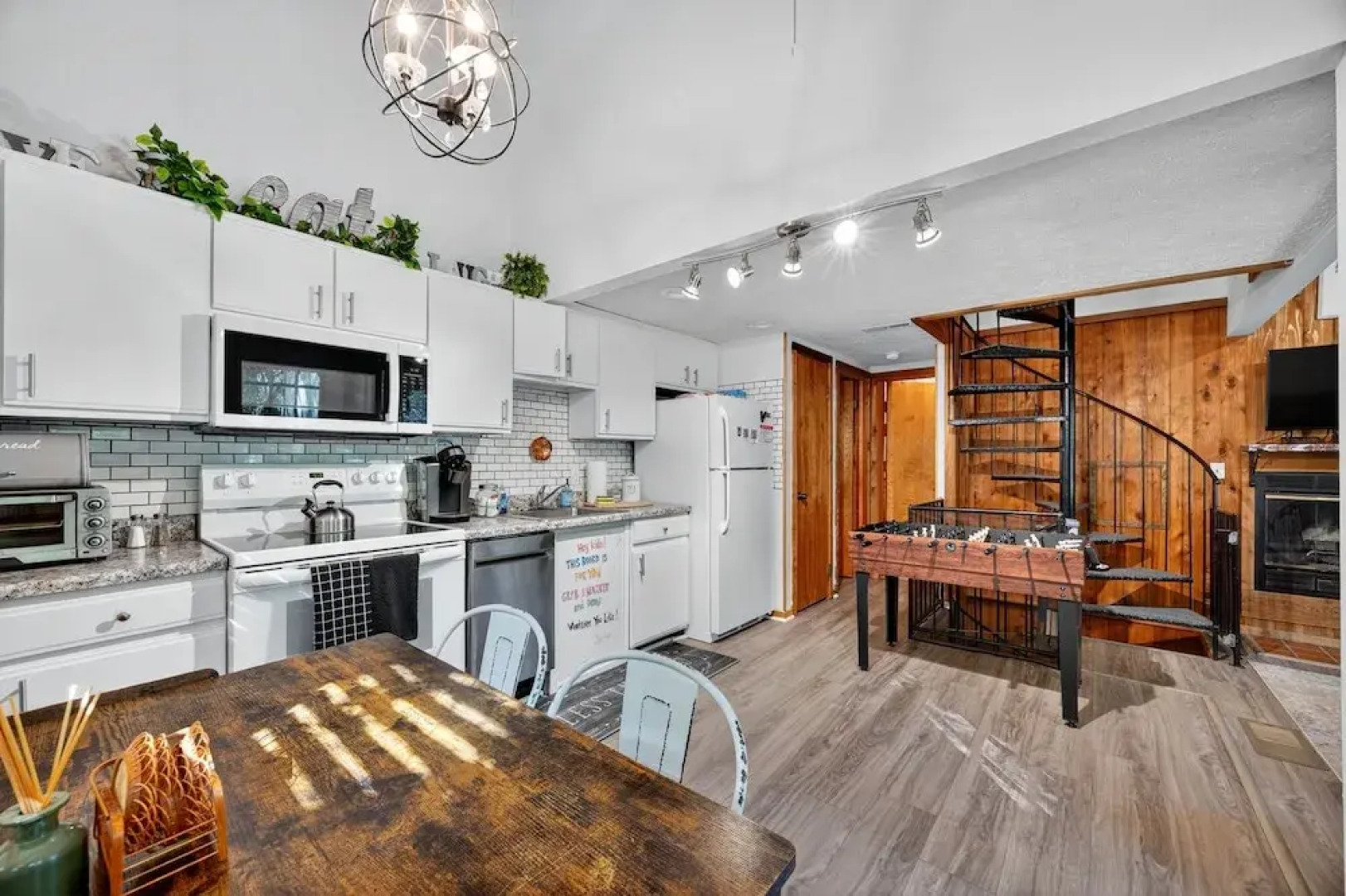 Mountain Escape With Hot Tub & Stargazing 3 Bedroom Cabin