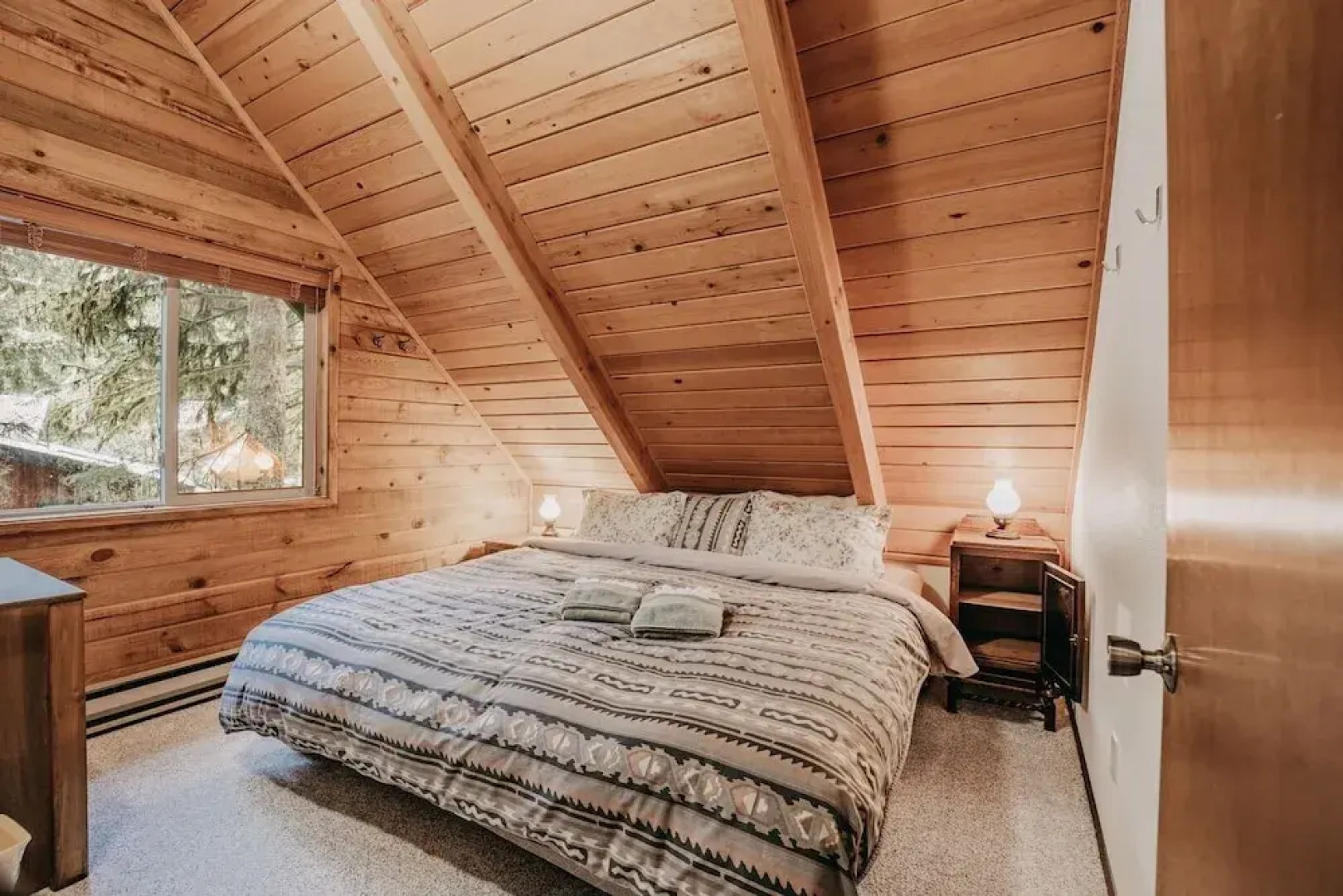 35sl - Air Conditioning - Pets Ok - Fireplace - Sleeps 6 3 Bedroom Home by RedAwning