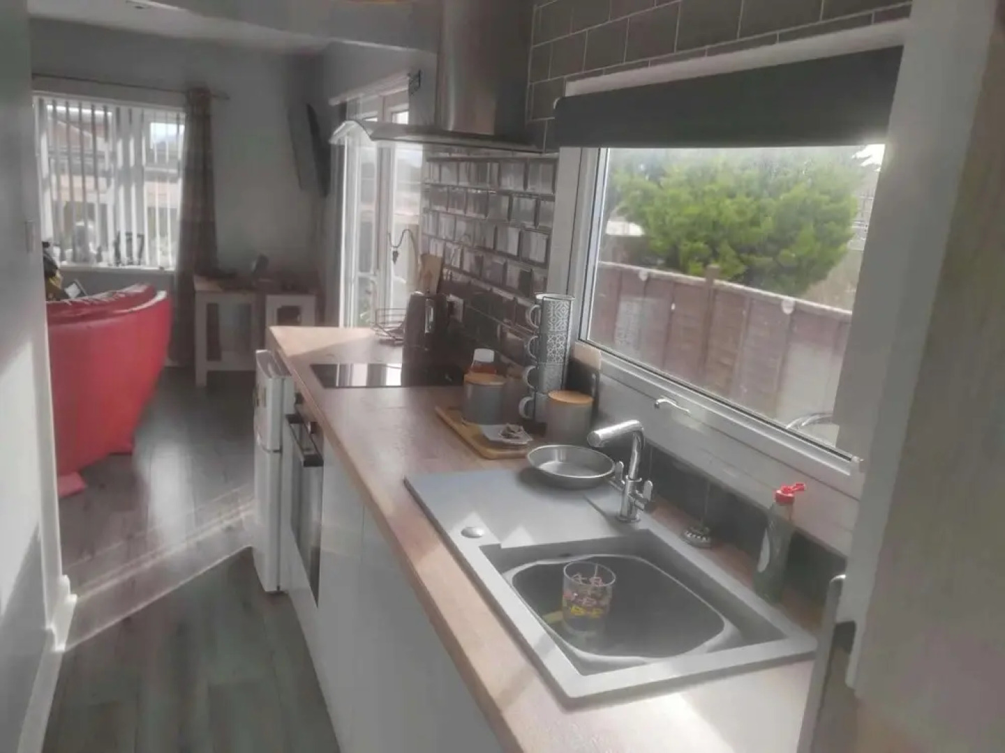 1br-garden-parking-pets-10 Mins to Beach