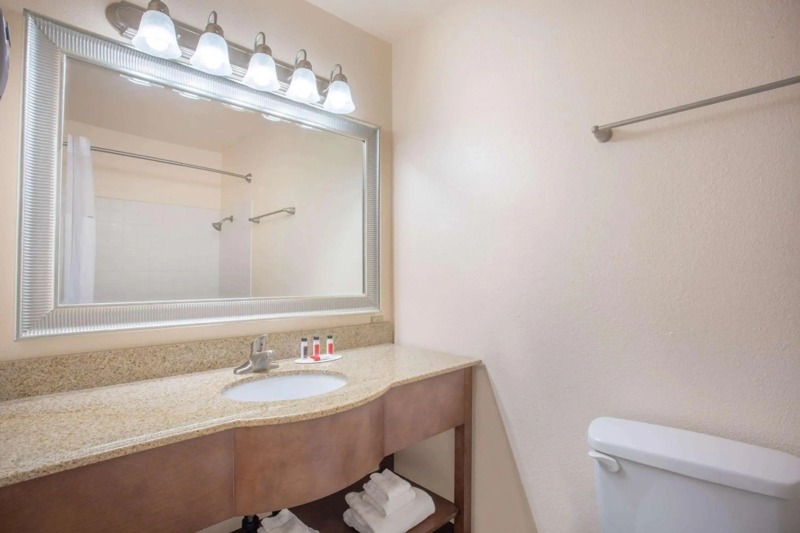 Travelodge by Wyndham Hawthorne