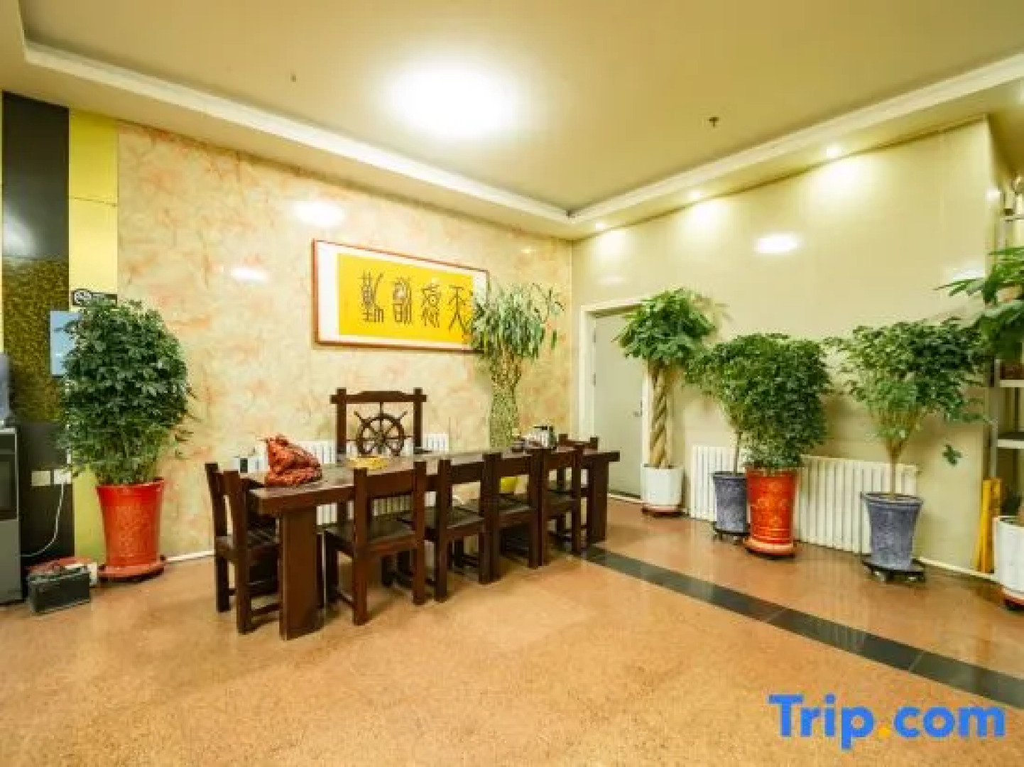 Ruoqiang holiday inn