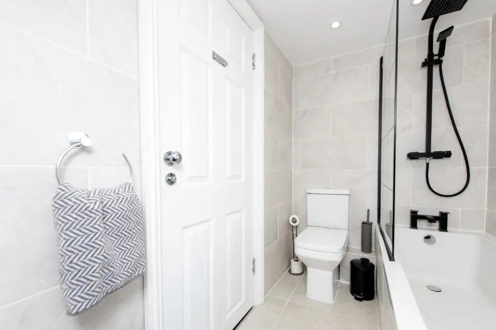 Elphinstone Apartment - Boutique 3 bed with Wi-Fi close to all amenities!