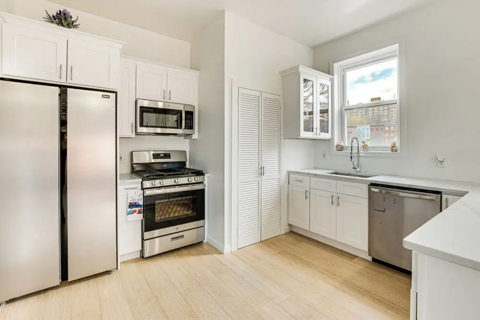 1 Mi to Prudential Center: Remote Work-ready Apt