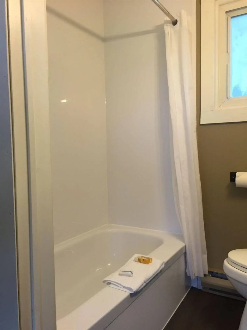 Royalty Maples Motel & Cottages