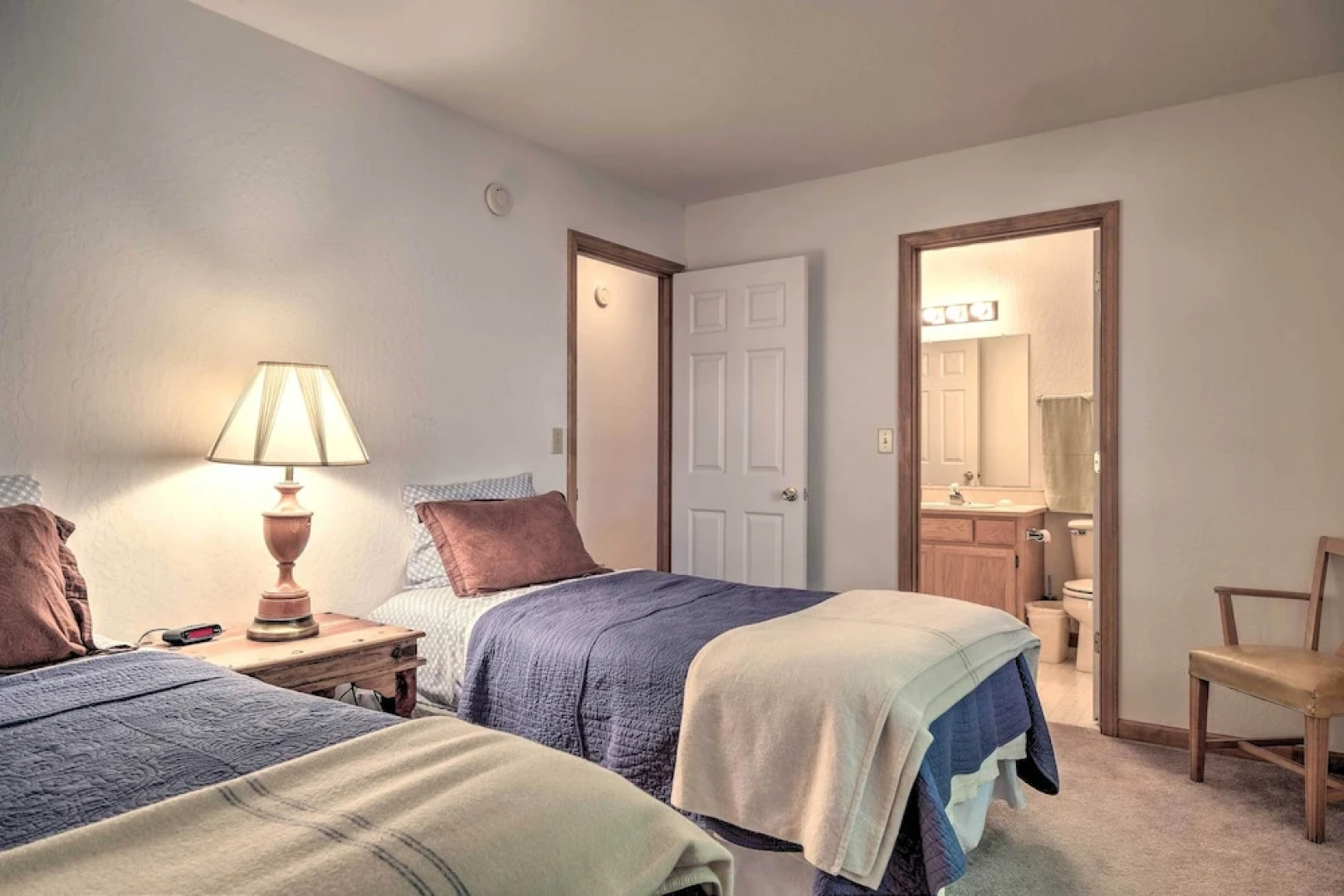 4 Mi to Big Tree State Park: Serene Cabin w/ Deck