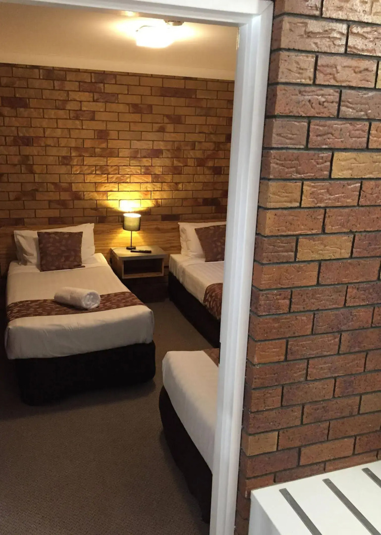 Ruthven Street Motor Inn