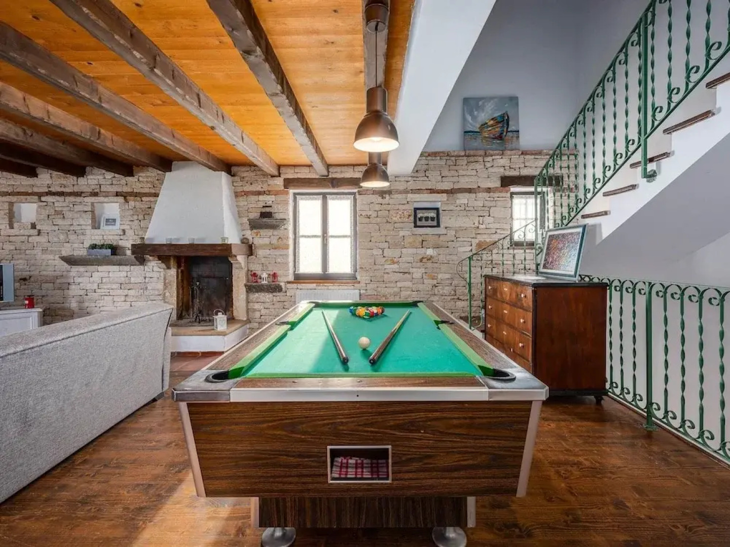 Beautiful Villa With Swimming Pool and Fenced Garden