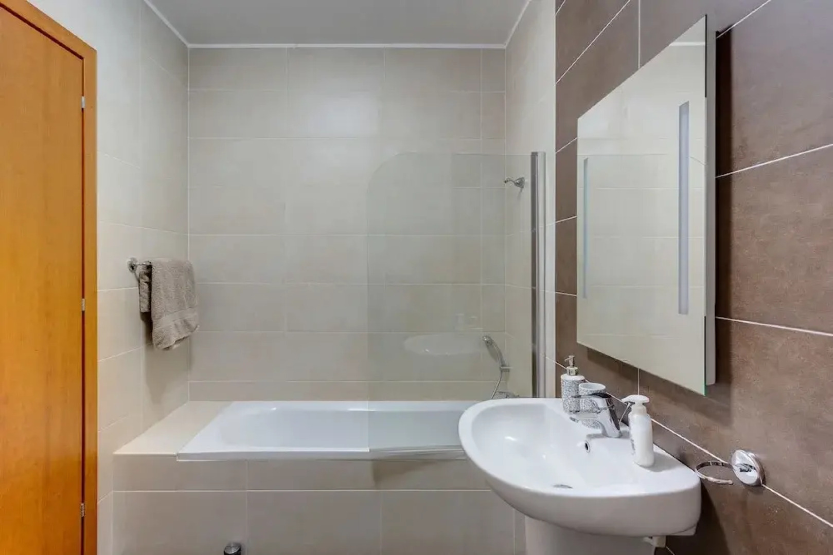 Centric and Spacious Apartment With Wifi and Balcony