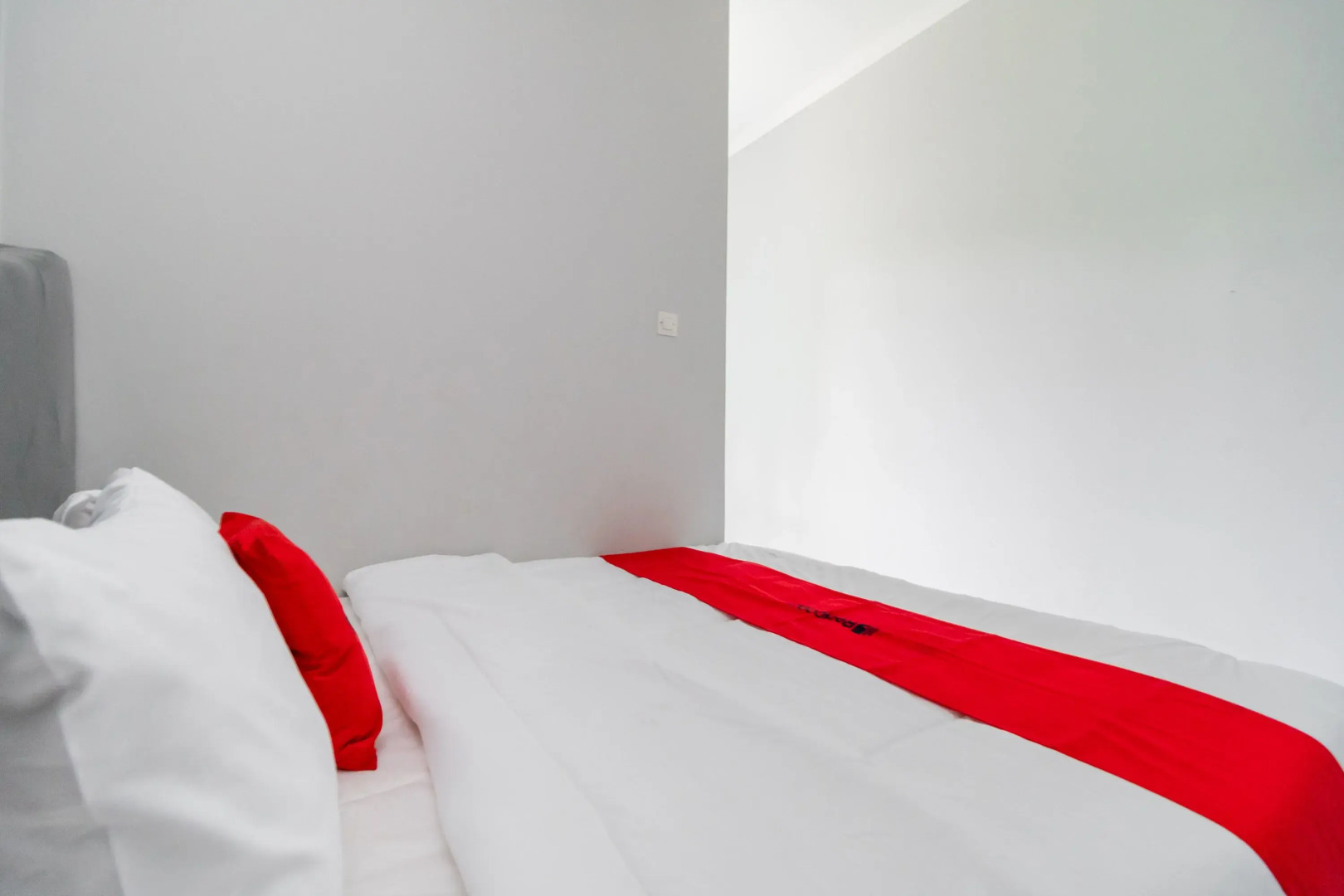 RedDoorz Plus Near Jungeland Sentul