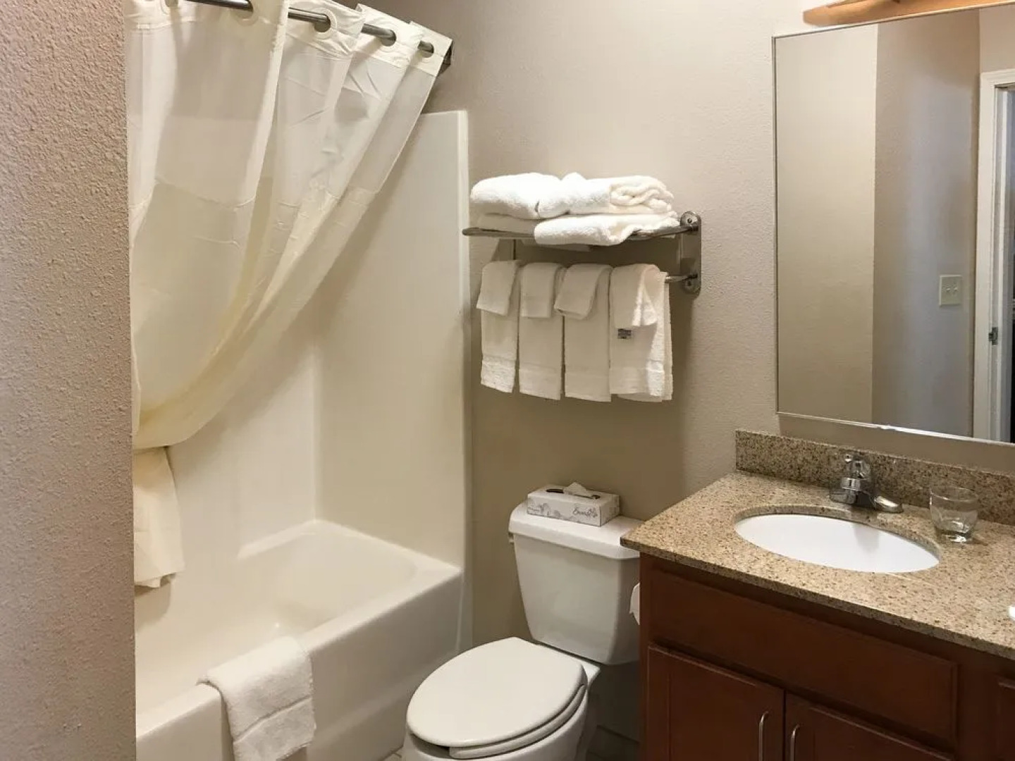 Candlewood Suites Waterloo- Cedar Falls