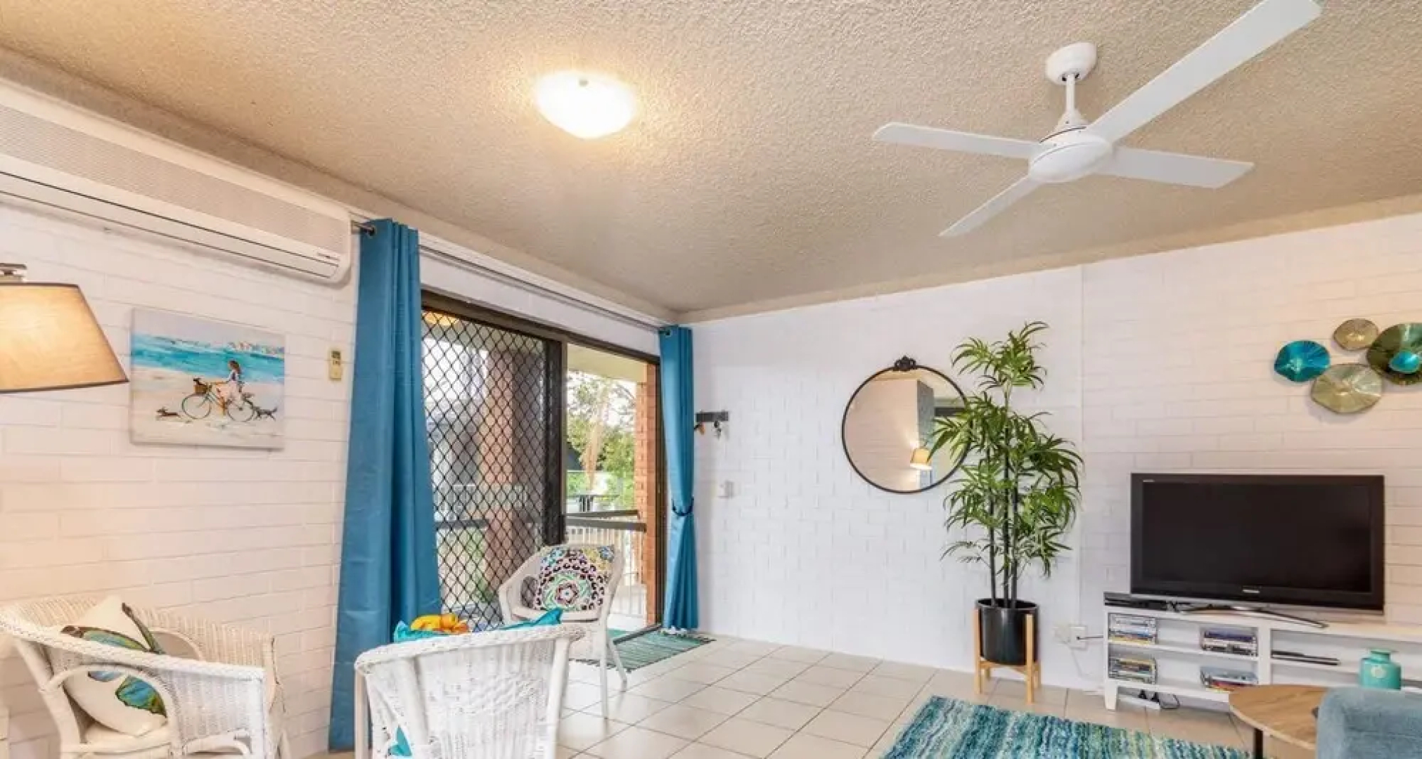 Air Conditioned Unit Stones throw to the Waterfront.