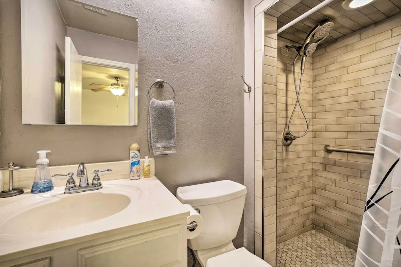 Home w/ Screened Porch ~ 10 Miles to Dtwn Okc!