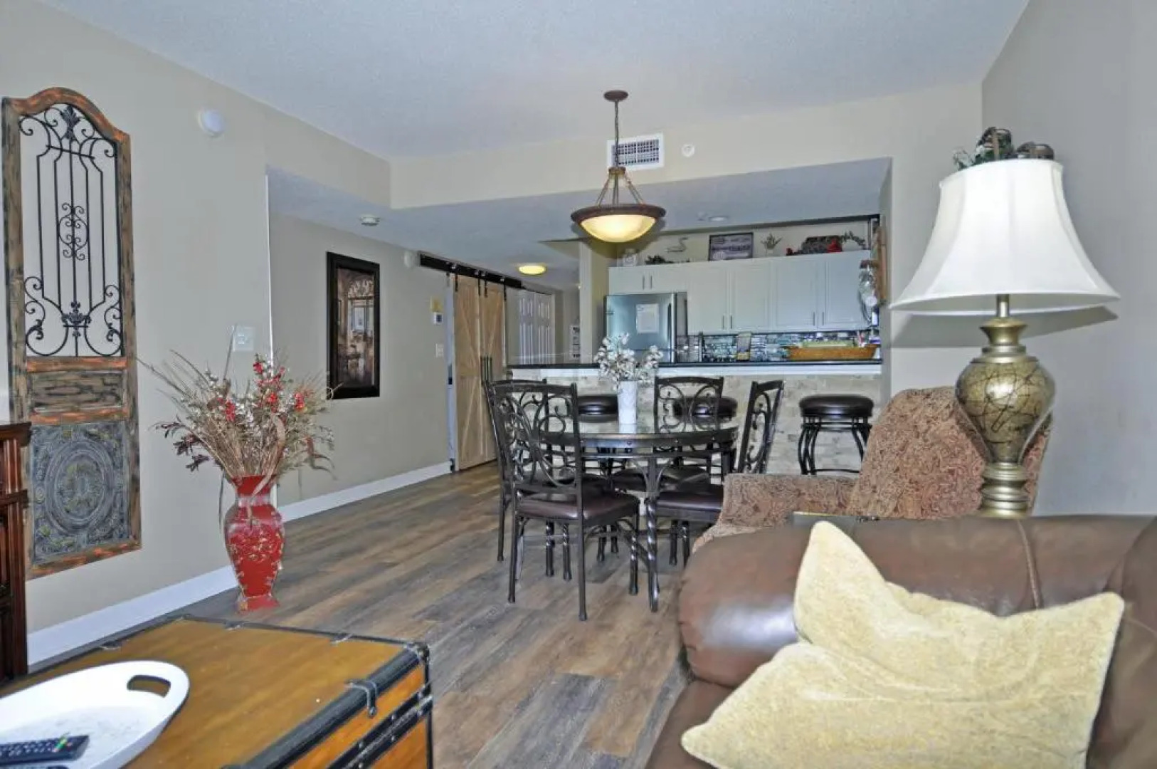 Oceanfront Well Maintained, Walk to Boardwalk, Beach Bars, 902