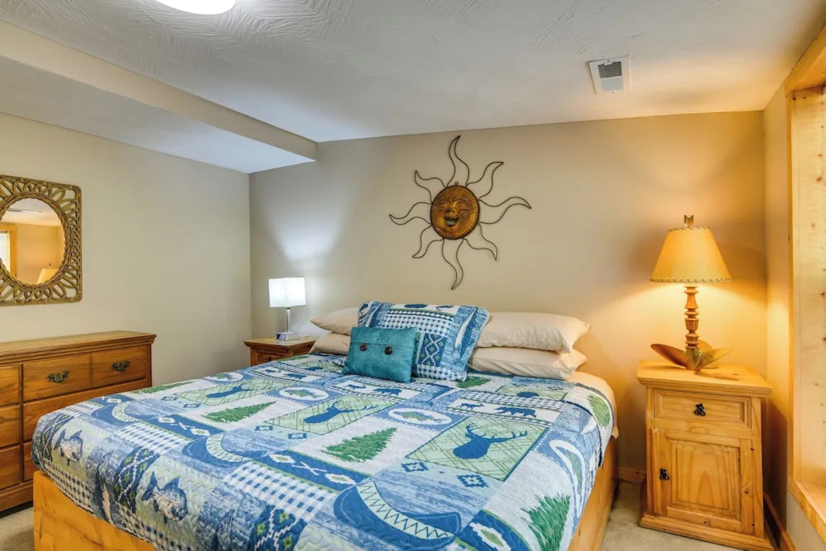 Bull Shoals Lake Home w/ Porch - Steps to Water!