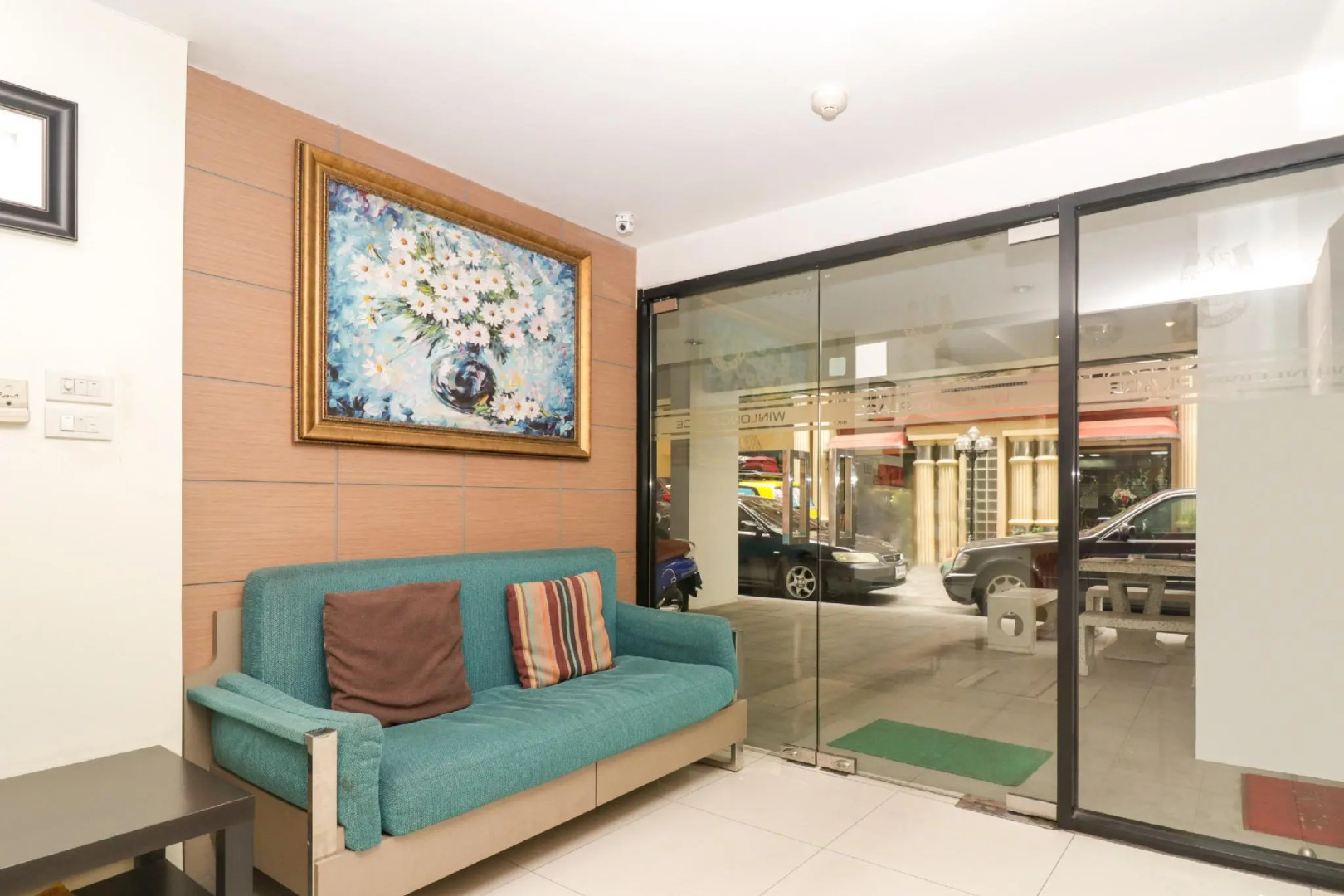 OYO 225 Premier Place Hotel