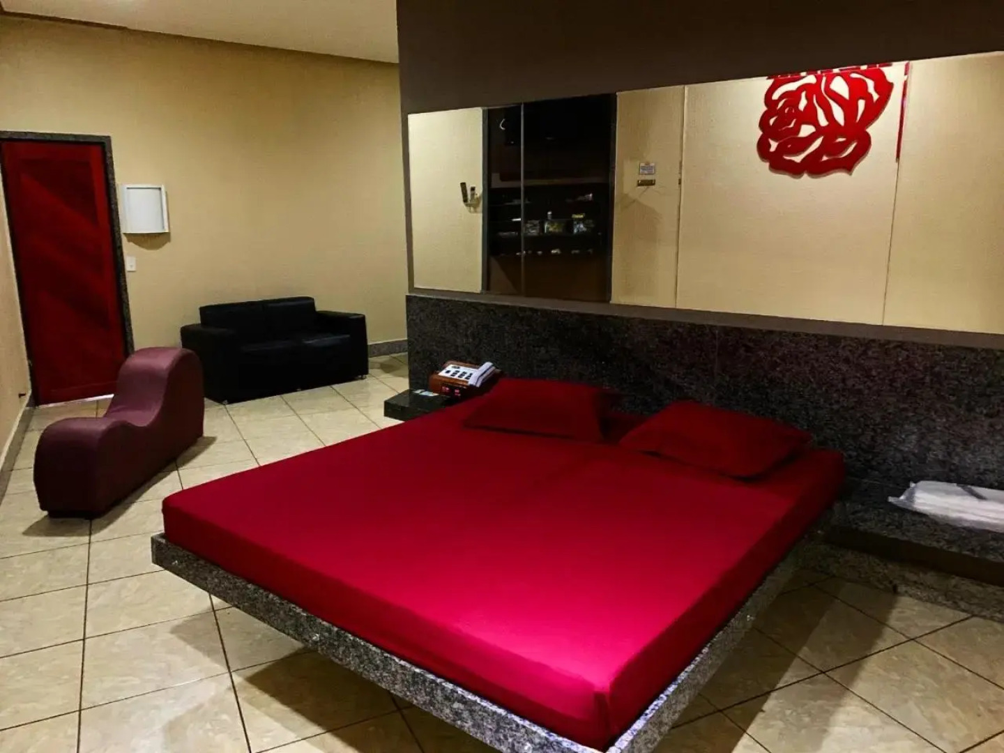 Motel Emoções (Adults Only)