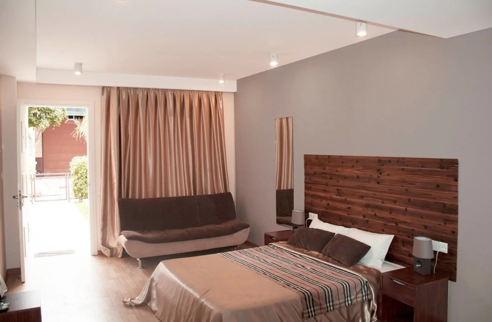 Sunrise Arches Apartments