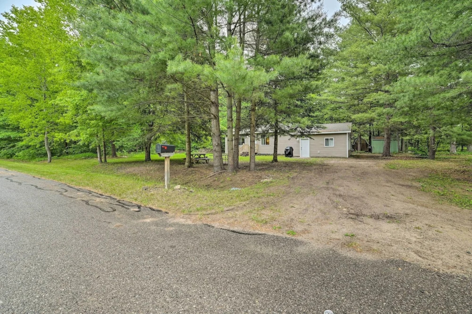 Vacation Rental In-between Houghton & Higgins Lake