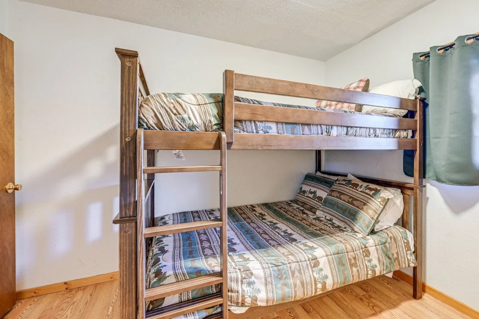 Bryson City Cabin w/ Hot Tub, Views & Pool Table!