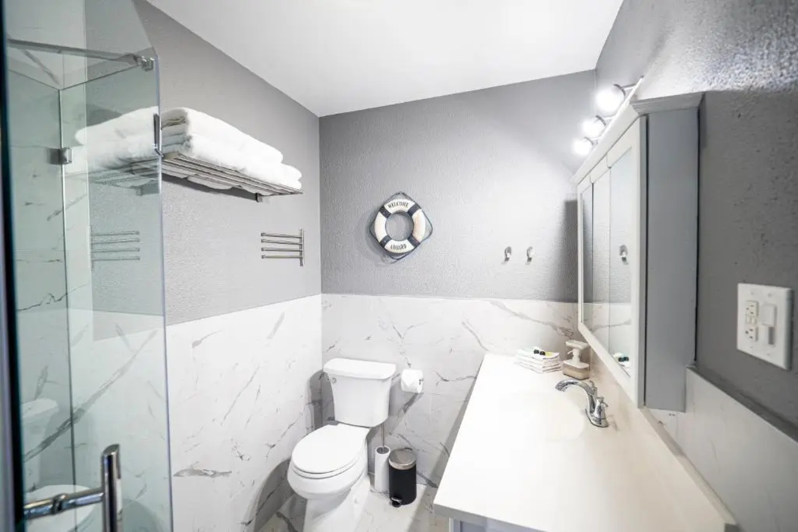 Newly Renovated 3br2ba Duplex with private Dock