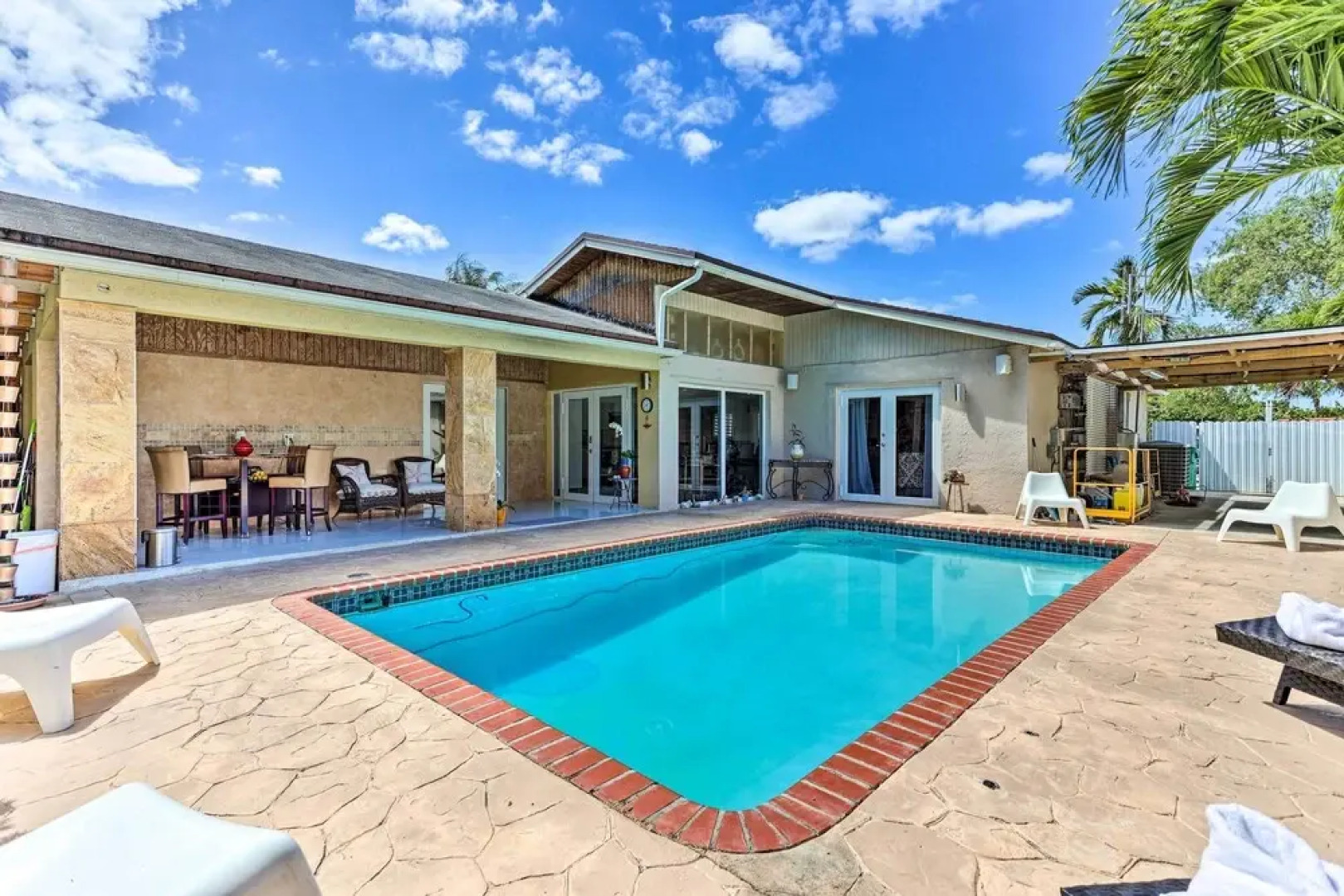 Sunny Miami Retreat - Pool, Patio & Gas Grill!