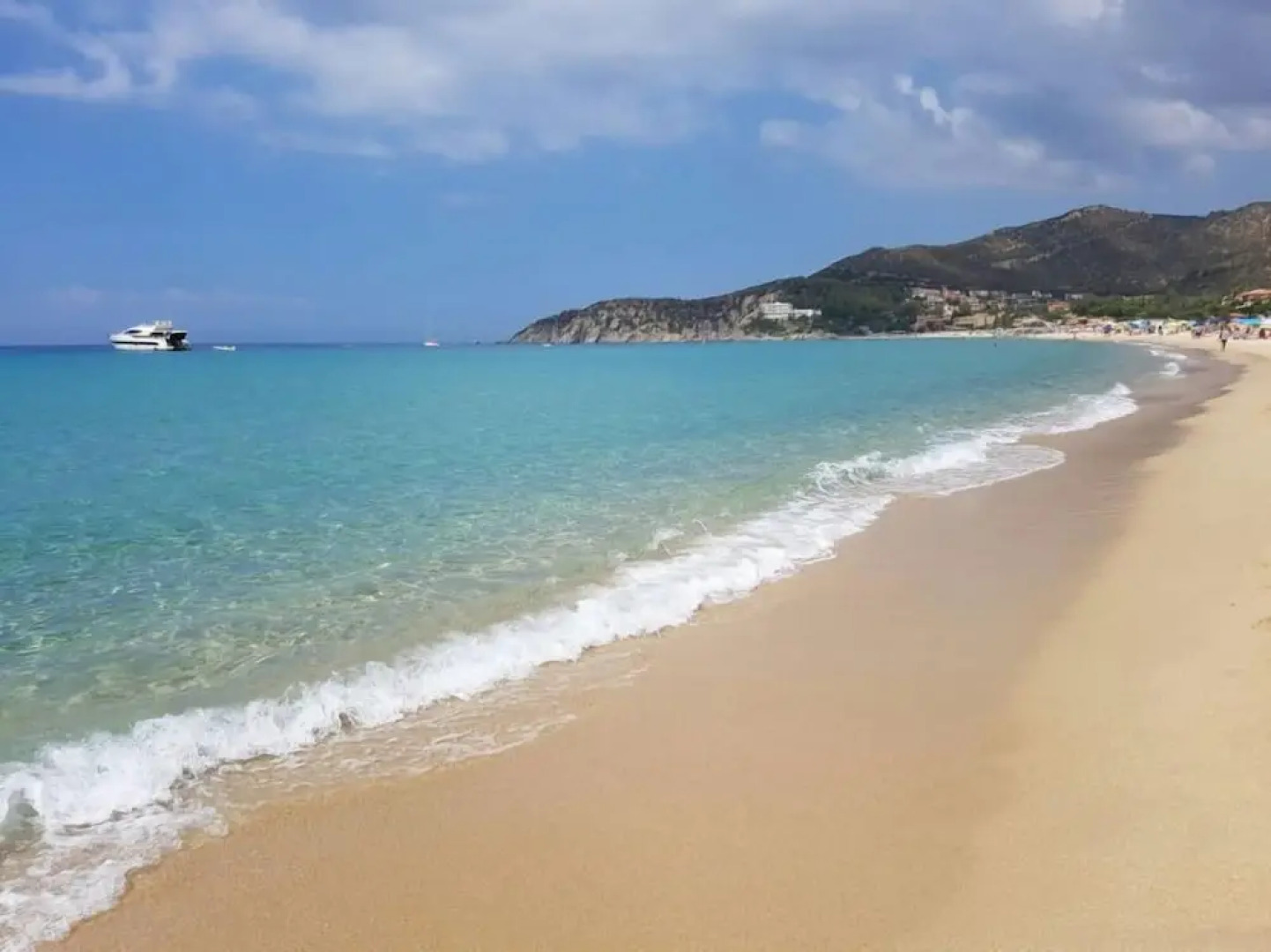 Stylish Home With Views, 4 min Walk to the Beach!!