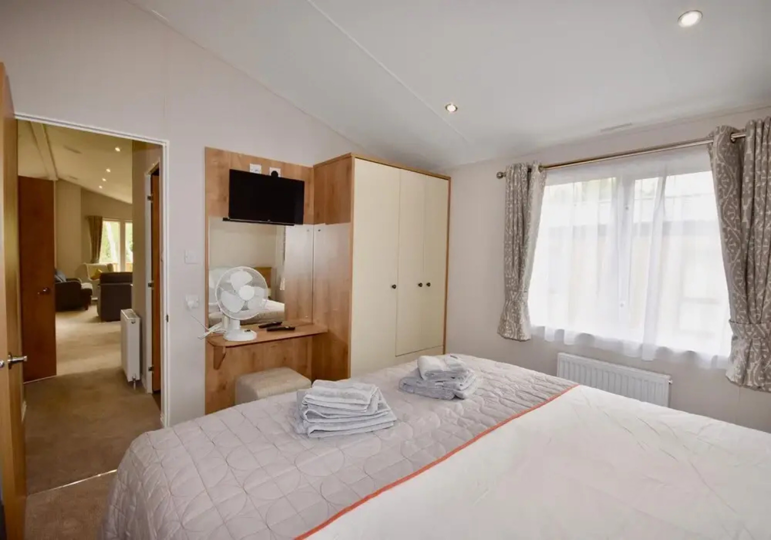 Bluebell is a Stunning Lake Side Lodge Sleeps 4 Close to Ryde