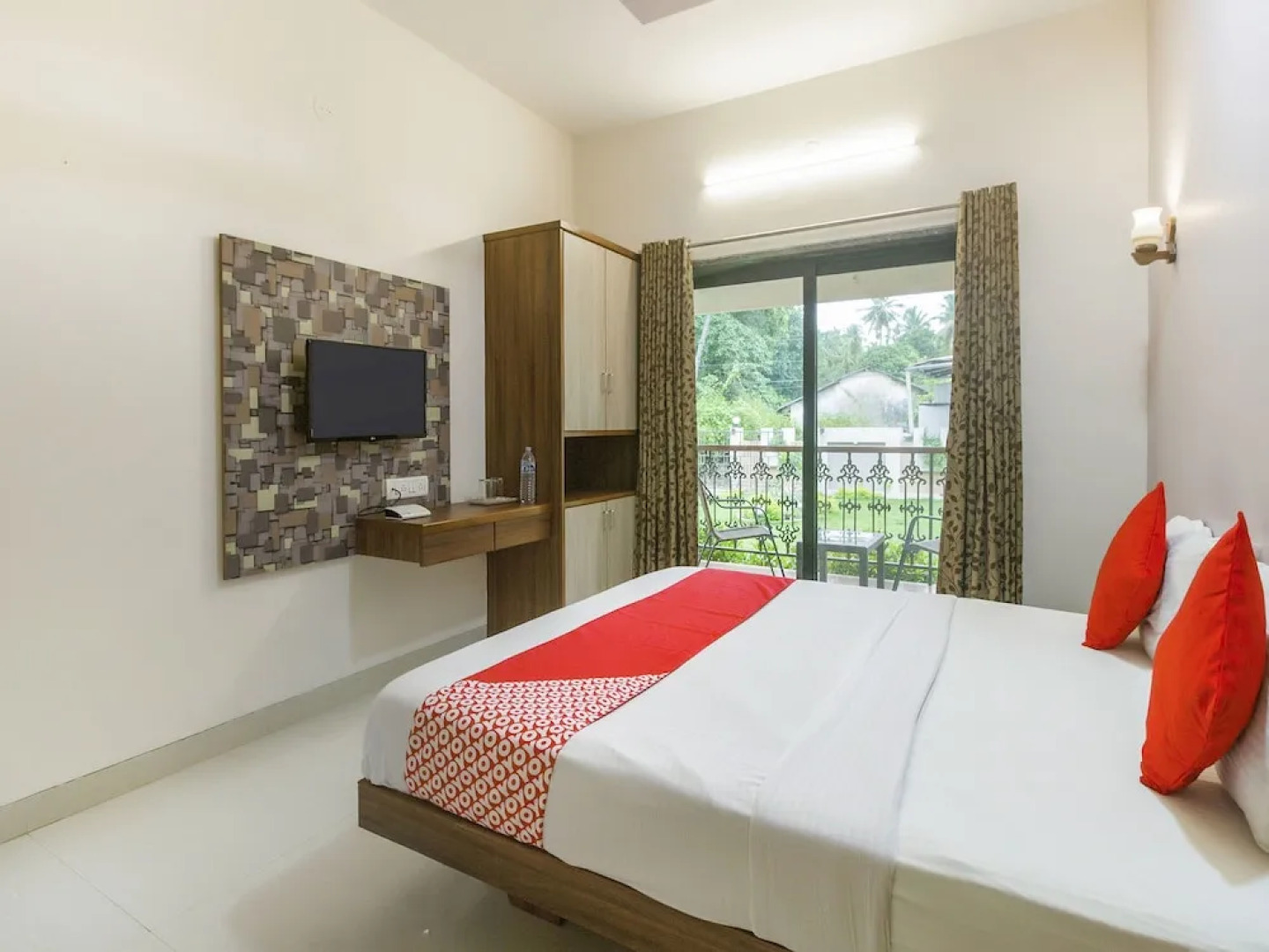 OYO 15553 Evergreen Holiday Home