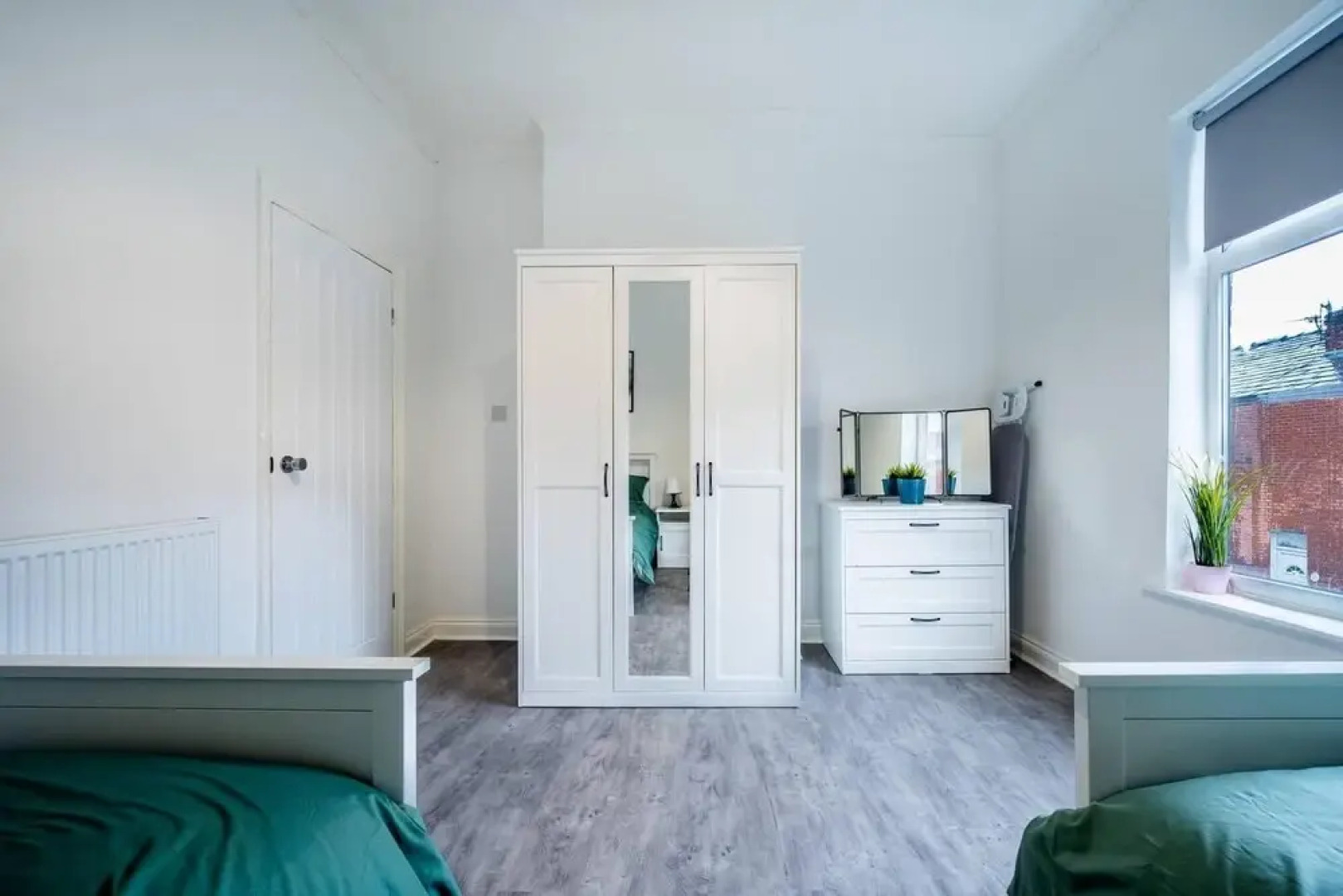 Modern Spacious 2 br House in Leigh, Free Parking