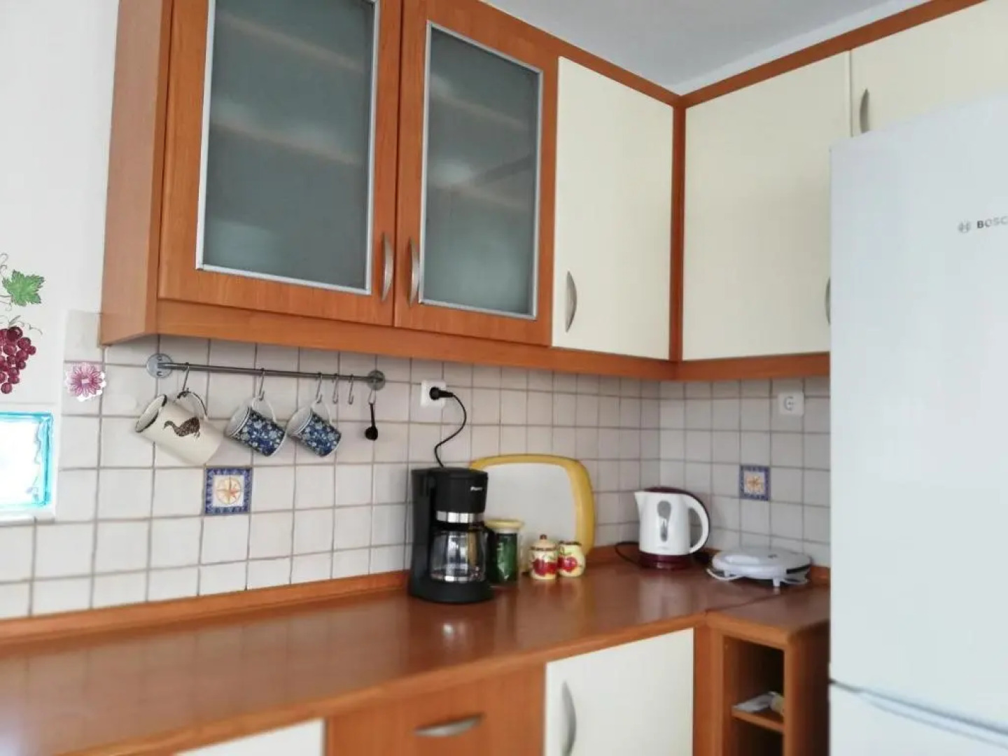 Dora's House comfortable apartment with a yard and view