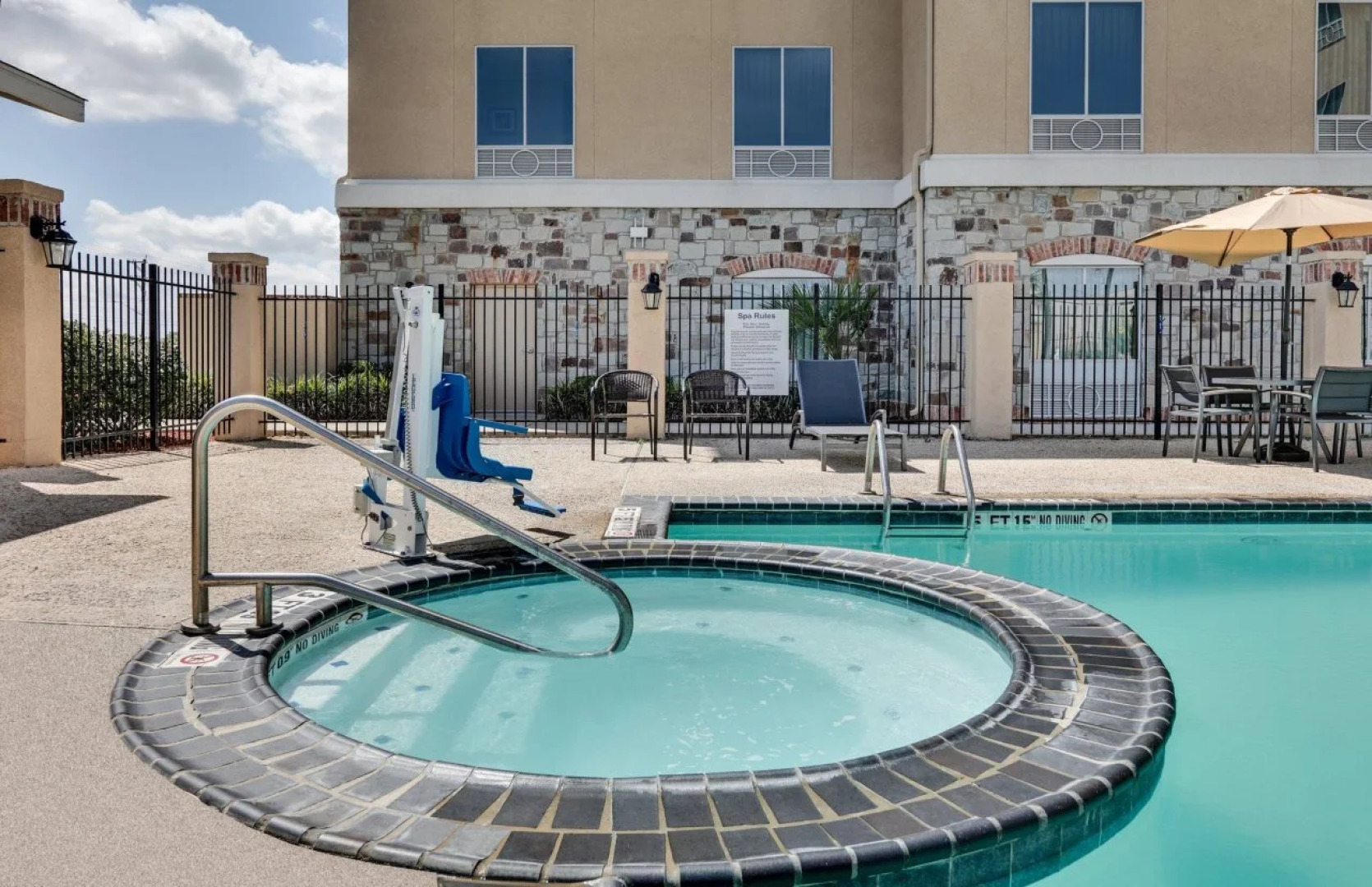 Holiday Inn Express Hotel & Suites San Antonio SE