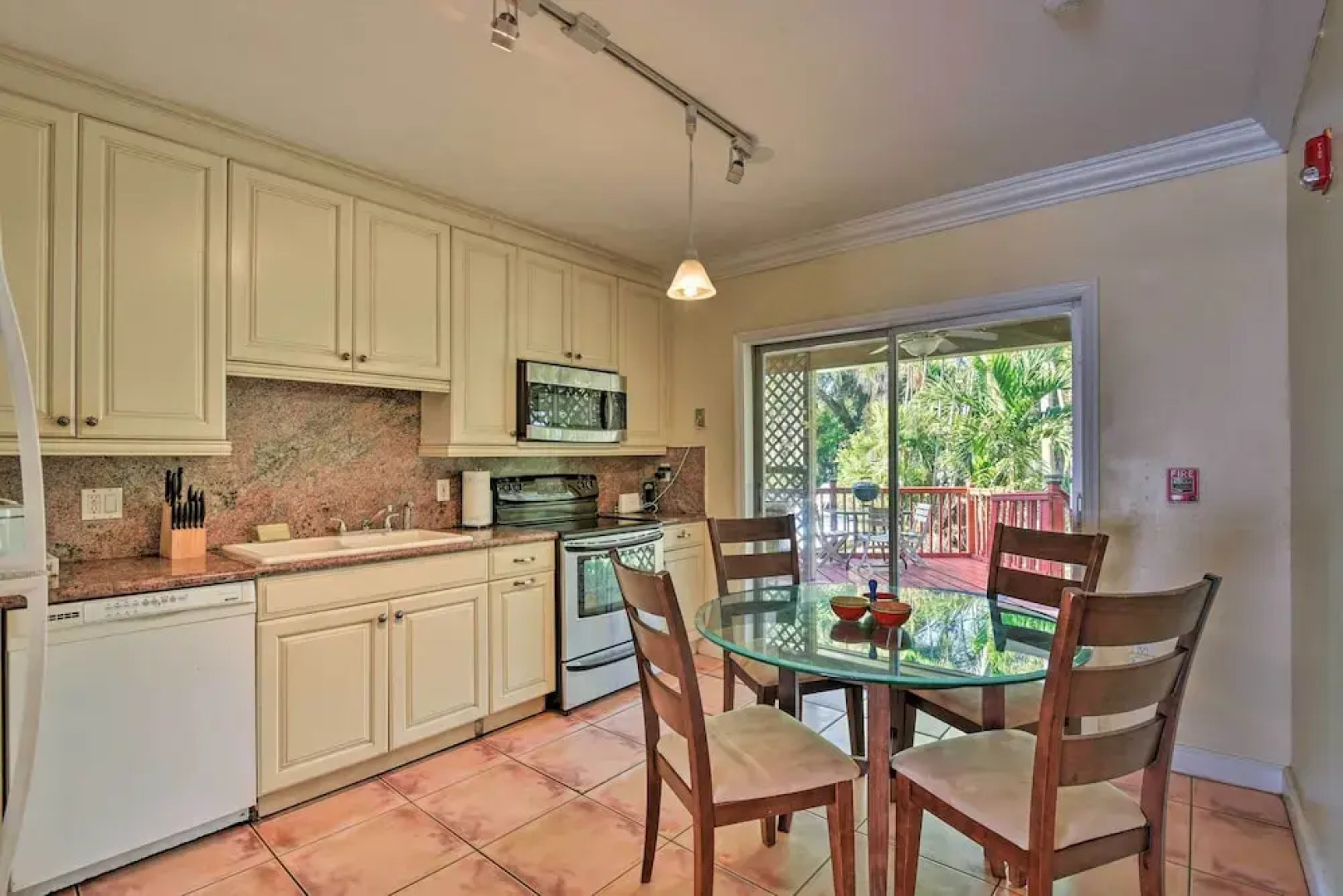 Quaint Central Miami Bungalow: 10 Mi to Mid-beach!