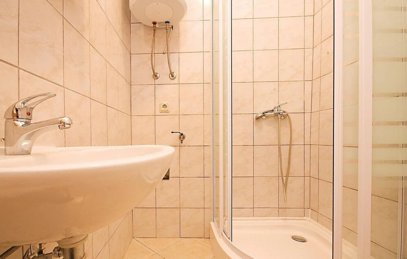 Beautiful Home in Banj With Wifi and 5 Bedrooms