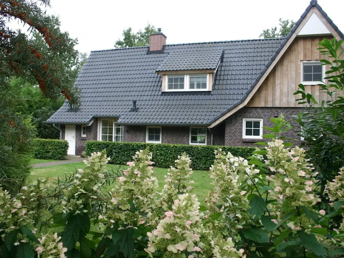 Cozy Group Stay w/ Fireplace