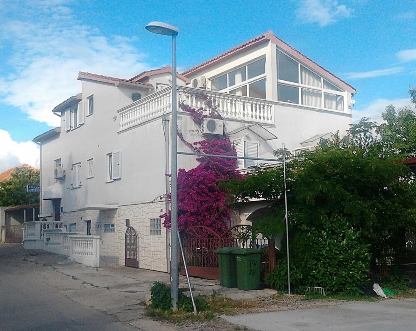 Apartments & Rooms Tony