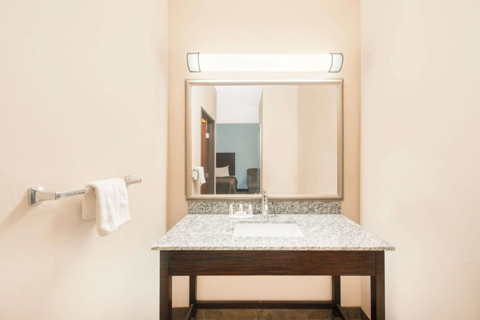 Super 8 by Wyndham Dilley TX