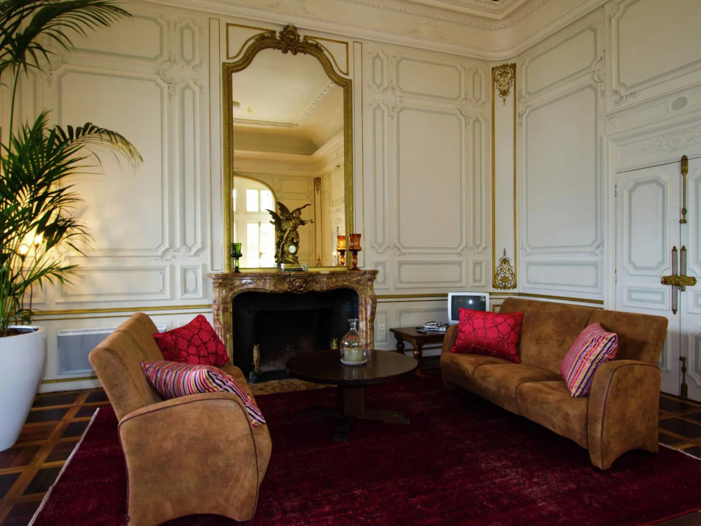 Majestic Castle in Serrières-en-chautagn With Lift