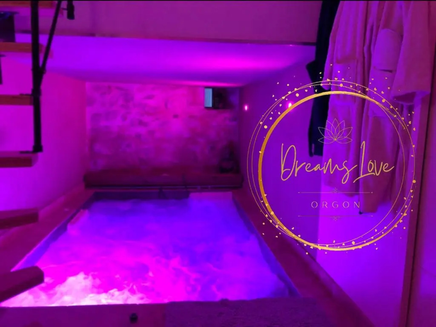 Appartement Love room avec jacuzzi et hammam privatisé Lieu insolite en amoureux Spa détente assurée avec de doux massages
