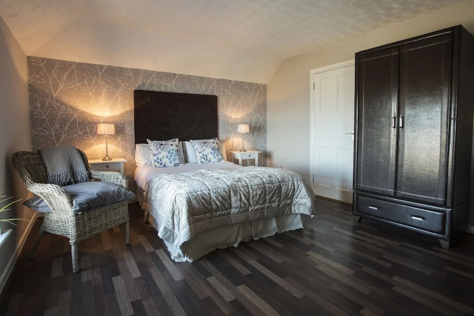 Maddens Bridge Bar, Restaurant & Guesthouse